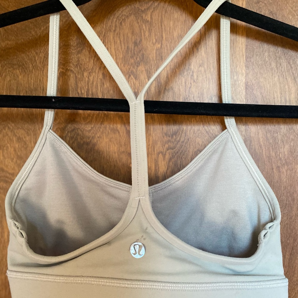 💸CLOSET CLEAROUT 💸Lululemon Flow Y Nulu Bra, soft fabric. Size 4. Like new - Picture 2 of 4